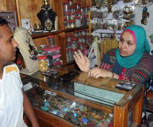 مش كمالة عدد.. «حبيبة» أول «صنايعية» فضة ونحاس بالشرق الأوسط (صور)