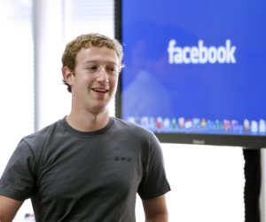 مؤسس فيسبوك يعود إلى هارفارد ليلقي محاضرة