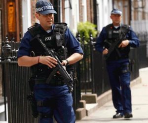 شرطة بريطانيا تعتقل رجلا قرب البرلمان للاشتباه في حيازته سكينا