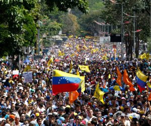 فنزويلا تسجن زعيمين معارضين في إطار حملة على المعارضة