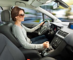 دراسة بحثية: النساء الأكثر تركيزا خلال قيادة السيارات والشباب مشتت الذهن