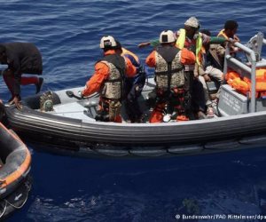البحرية الإسبانية تنقذ 38 مهاجرا أثناء محاولة عبورهم المتوسط باتجاه أوروبا