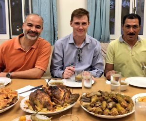«محشي ورقاق» على مائدة السفير البريطاني في أول يوم رمضان