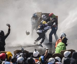 مظاهرات فنزويلا تتحول إلى حرب شوارع مع قوات الشرطة
