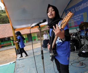 فريق لموسيقى الميتال من ثلاث فتيات محجبات في إندونيسيا