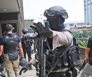 الشرطة الإندونيسية تقتل رجلين لإشعالهما النار في مركز شرطة