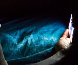 دراسة صادمة لمدمني الهواتف المحمولة: ضوء الموبايل الأزرق يهدد بقتل خلايا العين
