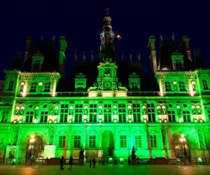 باللون الأخضر.. العالم يتضامن مع اتفاقية باريس للمناخ (صور)