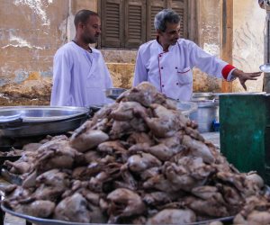 «شيف الغلابة».. عم «سعيد» طباخ أكبر مائدة رحمن بالسيدة نفيسة (فيديو)