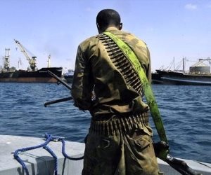 تراجع إرهاب القرصنة البحرية شرق إفريقيا وتصاعده في الغرب