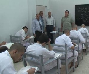 طلبة الثانوية العامة المحبوسون أثناء أداء الامتحان داخل السجون (فيديو)