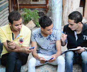 بعد ساعة ونصف.. طلاب يتداولون صورة امتحان اللغة العربية للثانوية عبر فيس بوك