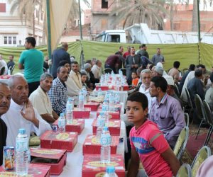 محافظ كفر الشيخ وأعضاء مجلس النواب يشاركون الزوامل إفطارهم (صور )