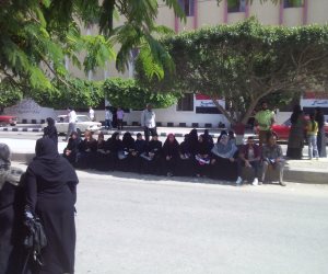  أولياء الأمور  يفترشون الأرض أمام لجان الثانوية بكفر الشيخ (صور)