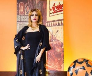 مصممة الأزياء "بوسي سكر" تقدم مجموعتها من البانشو والعباءات المفتوحة لشهر رمضان