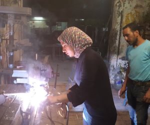 مها صبري.. سيدة اسكندرانية تعمل بالحدادة منذ أكثر من 16 سنة (صور)