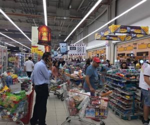 القطريون يخزنون الطعام بعد قطع العلاقات 