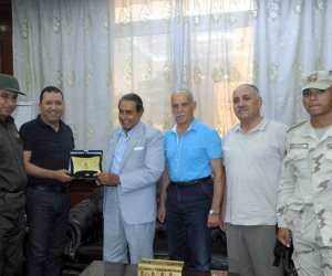 محافظ الأقصر يبحث إقامة بطولة مصر الدولية الثالثة للقفز بالمظلات (صور)