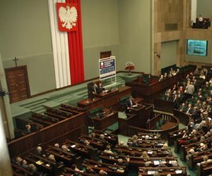 البرلمان البولندي: وضع قطر «مقلق».. ونتخوف من تمويلها الجماعات الإرهابية