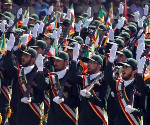 الحرس الثوري الإيراني يحيي "يوم مقارعة الاستكبار العالمي" ويستعرض صاروخ باليستي أمام السفارة الأمريكية