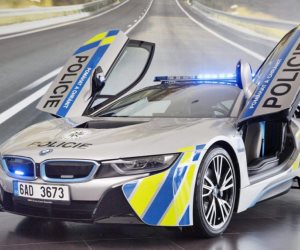 سيارة الشرطة التشيكية الفارهة تتعرض لتصادم