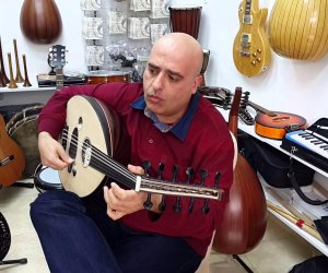 لبناني يصنع الآلات الموسيقية ويعزف 46 آلة