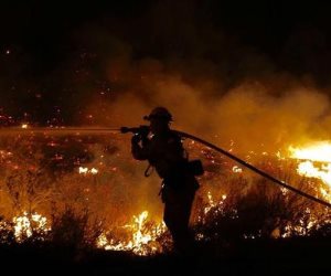 إجلاء نحو 10 آلاف من منتجع بجنوب إفريقيا بسبب حرائق الغابات