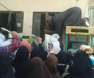 مواطني الشرقية يصرخون من الزحام الشديد وسوء معاملة العاملين ببريد الحسينية