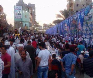 شباب كفر الغاب بدمياط ينظمون مائدة إفطار رمضانية بطول كيلو متر