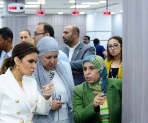 بالصور .. سحر نصر تتفقد مركز خدمة المستثمرين وتلتقي بعدد من ممثلي الشركات