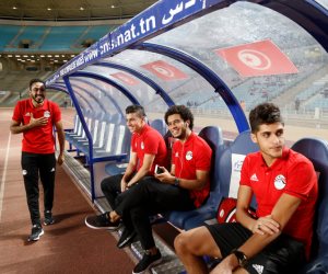 شاهد..لاعبو منتخب مصر وتونس يستعدون لنزول ملعب رادس 