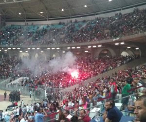 جماهير تونس تطلق الشماريخ احتفالاً بالهدف الأول فى شباك الفراعنة