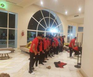 بالفيديو والصور.. لاعبو المنتخب يؤدون صلاة الفجر بتونس قبل العودة للقاهرة