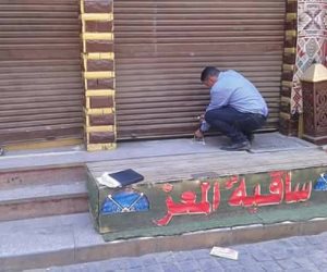 القاهرة تغلق مقاهي في شارع المعز والأزهر «صور»