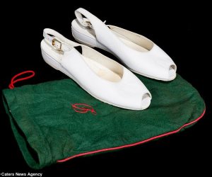 حذاء الأميرة ديانا في سن مراهقتها في المزاد العلني للبيع