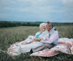 زوجان يحتفلان بمرور 70 عاماً على زواجهما بجلسة تصوير رومانسية