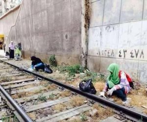 طلاب ماليزيون يقوموا بتنظيف الترام في محافظة الإسكندرية (صور)