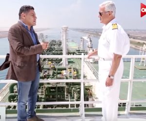 معتز عبد الفتاح مع الربان «أبوعجيلة» على ظهر إحدى السفن بقناة السويس (فيديو)
