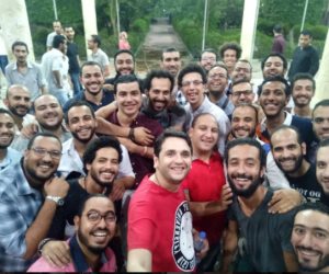 صورة مصطفى خاطر مع دفعته في كلية الحقوق