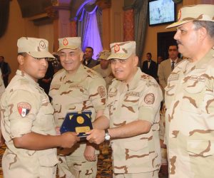 صدقي صبحي يلتقي بمقاتلوا الدفاع الجوى وعدد من الطلبة  بالكلية الحربية