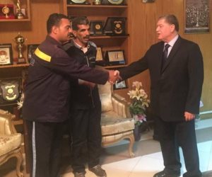  أمن المطار يكرم عاملين لأعادتهما حقيبة بداخلها 10 ألاف دولار لراكب