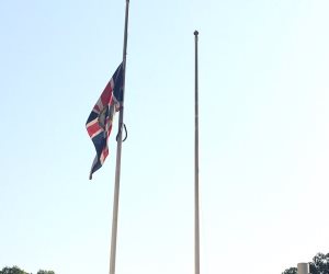 السفارة البريطانية بالقاهرة تنكس أعلامها بعد حادث دهس المسلمين بلندن