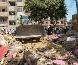 أحياء شمال القاهرة تكثف حملاتها ضد الباعة الجائلين وإشغالات المقاهي