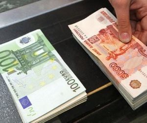 الحرب الاقتصادية تشتعل.. الروبل الروسي يواصل تعزيز مكاسبه أمام الدولار
