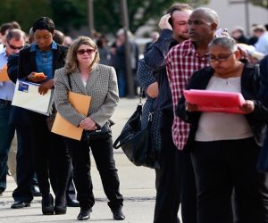 وزارة العمل الأمريكية تعلن انخفاض طلبات إعانة البطالة.. وتؤكد: الأعاصير تؤثر على البيانات