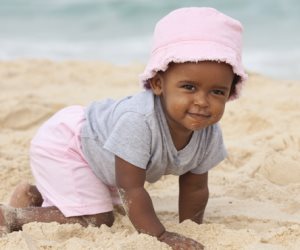 5 نصائح تساعدك على حماية بشرة طفلك فى المصيف وعلي حمام السباحة 