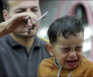 لو طفلك خائف من كرسى الحلاقة.. 5 قوانين تساعدك على إنجاز المهمة بنجاح