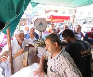 إقبال كثيف من المواطنين على شراء الفسيخ في العيد (فيديو وصور)