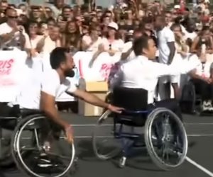 ماكرون الإنسان يجلس على كرسي متحرك ويلعب التنس مع ذوي الإعاقة (فيديو)