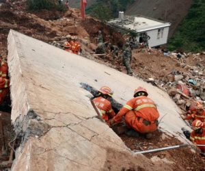 السلطات الصينية تخفض عدد المفقودين في انهيار أرضي إلى 73 شخصا